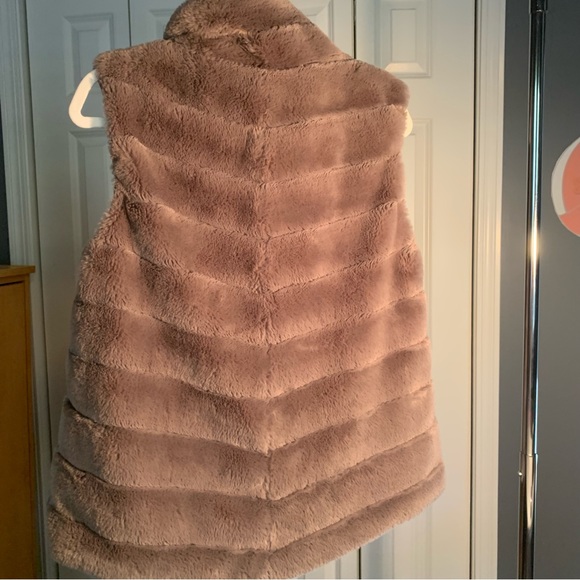 EVEREVE Dylan Reversible Faux Fur Vest - Picture 2 of 4